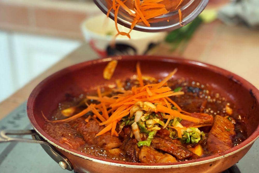 ilustrasi tumis sapi kimchi (asianfoodnetwork.com)
