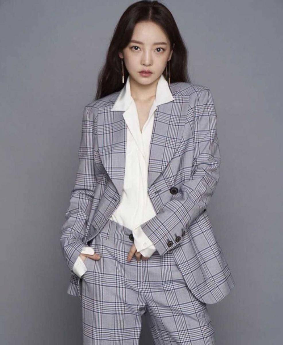 Goo Hara (instagram.com/koohara__)