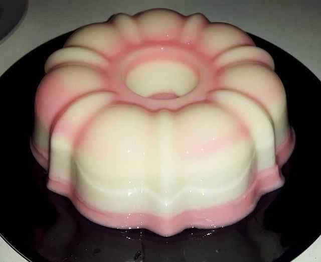 puding busa stroberi (instagram.com/leny.aprisyah)