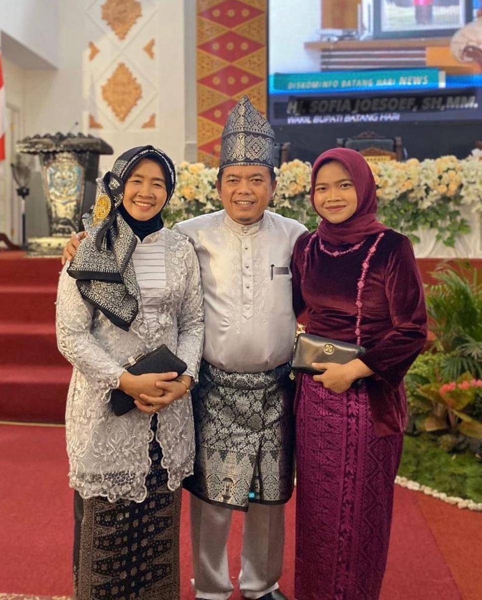 Kebaya ungu (instagram.com/hestiharis)