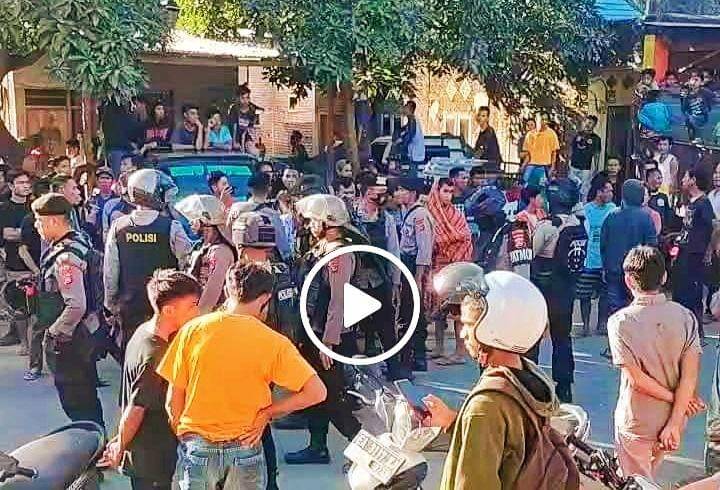 Pihak keluarga korban saat blokade jalan.(Dok/Warganet)