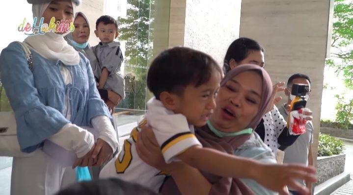 momen keberangkatan Rakana dan Raina (youtube.com/deHakims Junior)
