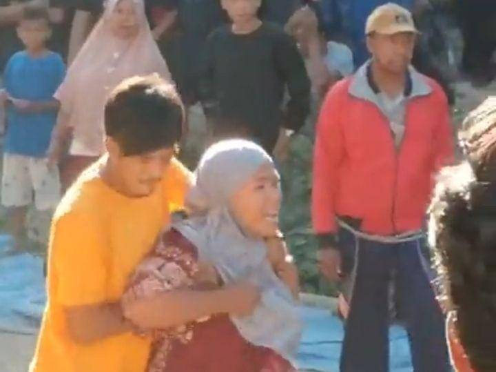 Ibu Korban histeris saat blokade jalan, minta polisi segera tangkap pelaku. (Dok/Warganet)