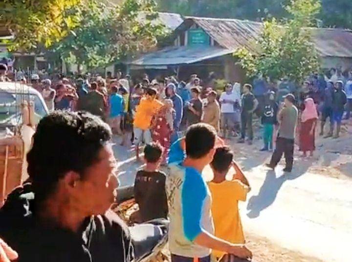 Foto keluarga korban saat blokade jalan. (Dok/Warganet)