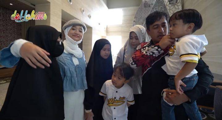 momen keberangkatan Rakana dan Raina (youtube.com/deHakims Junior)