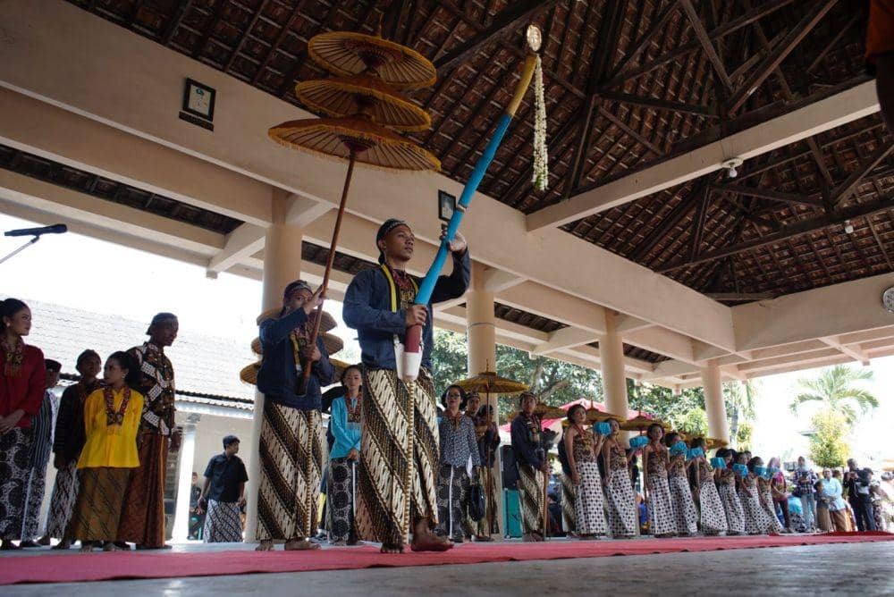 Bupati Kediri Hanindhito Himawan Pramana saat menghadiri upacara ritual 1 Suro di Pamuksan Sri Aji Joyoboyo yang dimulai dari Desa Menang, Kecamatan Pagu, Sabtu (30/7). (Dok. Humas Pemkab Kediri)