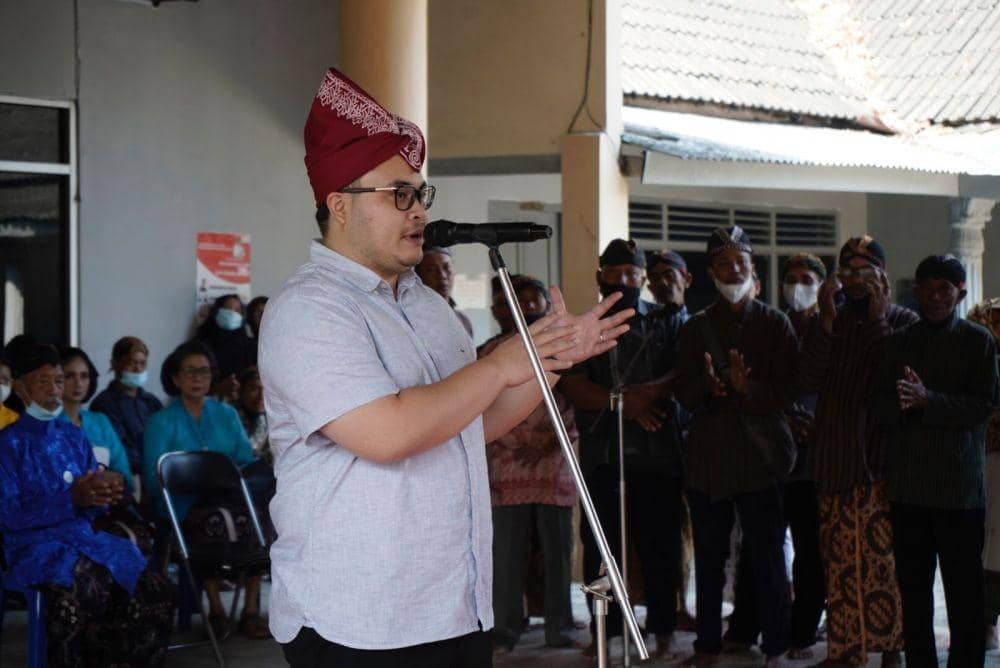 Bupati Kediri Hanindhito Himawan Pramana saat menghadiri upacara ritual 1 Suro di Pamuksan Sri Aji Joyoboyo yang dimulai dari Desa Menang, Kecamatan Pagu, Sabtu (30/7). (Dok. Humas Pemkab Kediri)