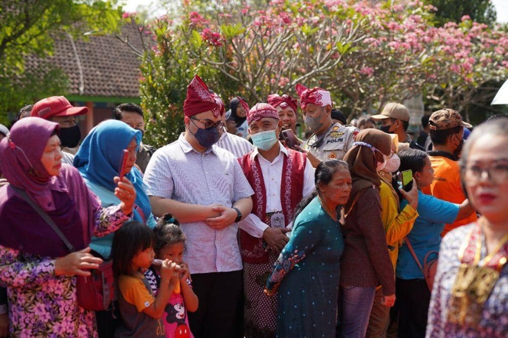 Bupati Kediri Hanindhito Himawan Pramana saat menghadiri upacara ritual 1 Suro di Pamuksan Sri Aji Joyoboyo yang dimulai dari Desa Menang, Kecamatan Pagu, Sabtu (30/7). (Dok. Humas Pemkab Kediri)