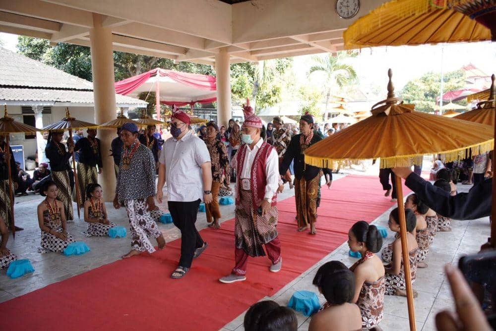 Bupati Kediri Hanindhito Himawan Pramana saat menghadiri upacara ritual 1 Suro di Pamuksan Sri Aji Joyoboyo yang dimulai dari Desa Menang, Kecamatan Pagu, Sabtu (30/7). (Dok. Humas Pemkab Kediri)