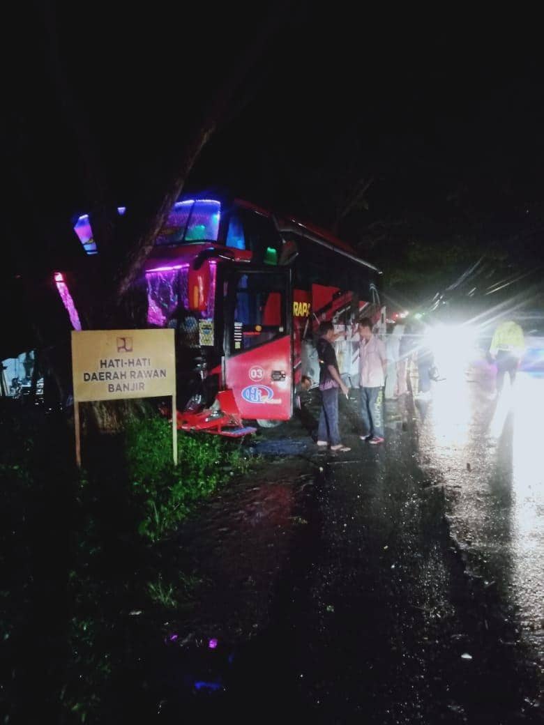 Bus Tabrak Mobil, dan Motor di Aceh Timur, 2 Orang Meninggal