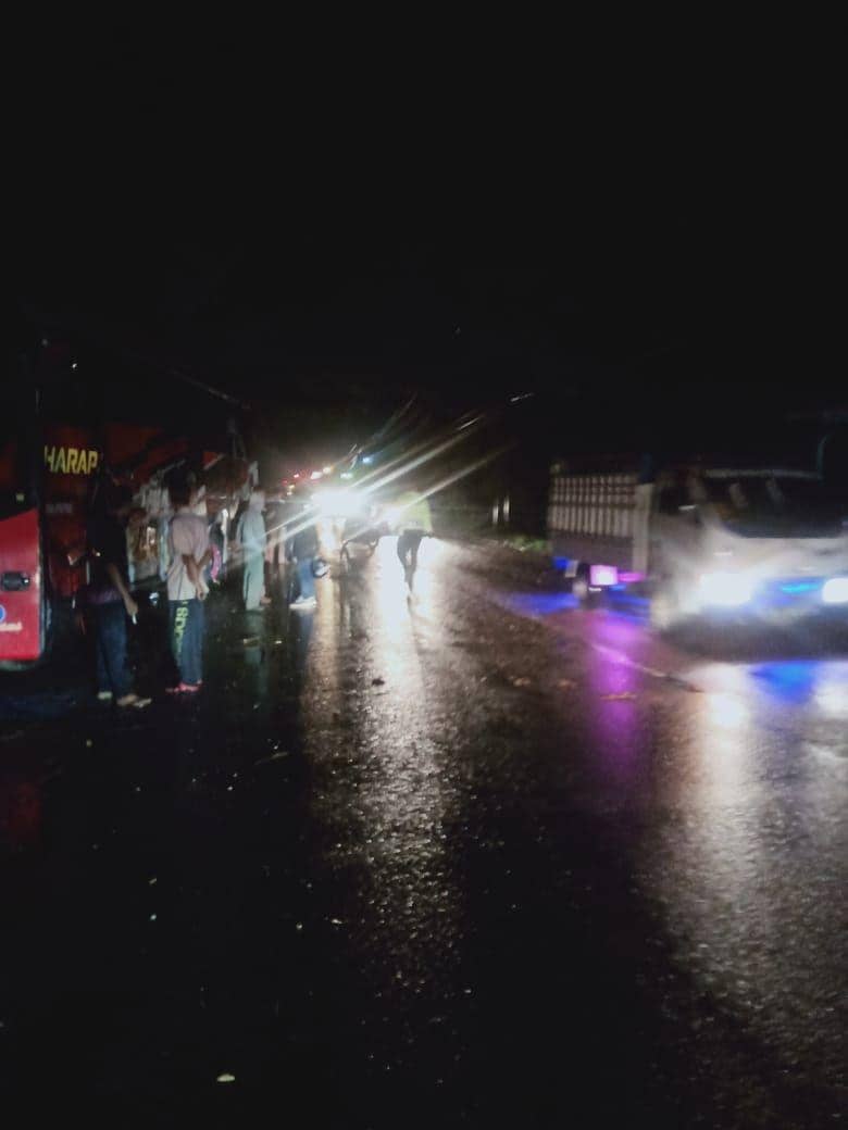 Kecelakaan lalu lintas antara bus, mobil penumpang, dan sepeda motor, di Kabupaten Aceh Timur. (Dokumentasi Humas Polres Langsa untuk IDN Times)