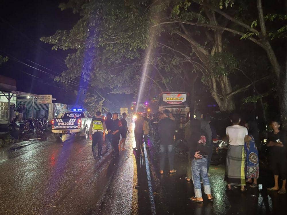 Kecelakaan lalu lintas antara bus, mobil penumpang, dan sepeda motor, di Kabupaten Aceh Timur. (Dokumentasi Humas Polres Langsa untuk IDN Times)