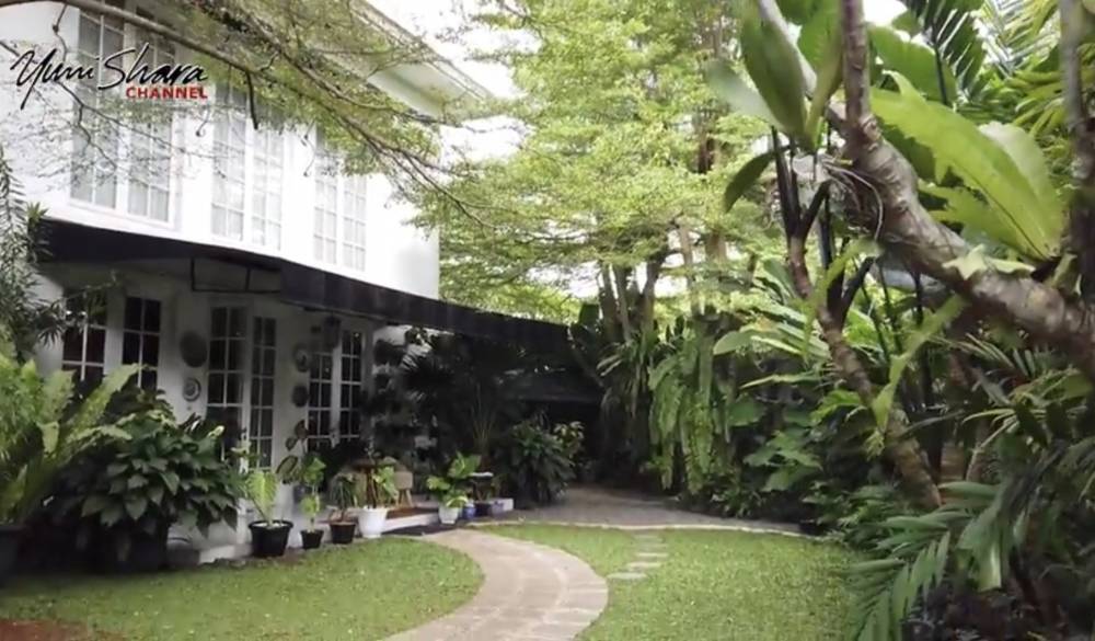 potret rumah Yuni Shara yang penuh dengan tanaman (youtube.com/YuniSharaChannel)