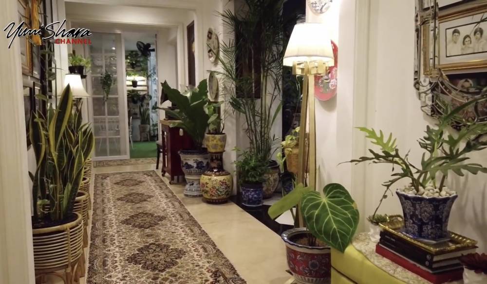 potret rumah Yuni Shara yang penuh dengan tanaman (youtube.com/YuniSharaChannel)