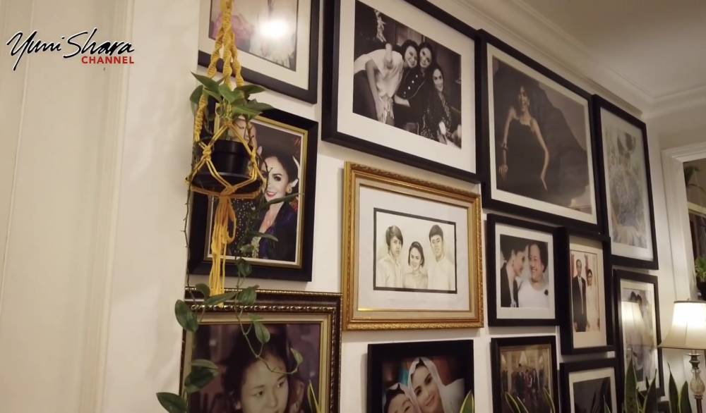 potret rumah Yuni Shara yang penuh dengan tanaman (youtube.com/YuniSharaChannel)