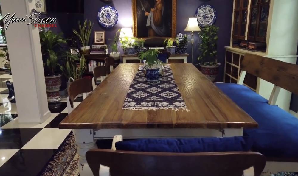 potret rumah Yuni Shara yang penuh dengan tanaman (youtube.com/YuniSharaChannel)