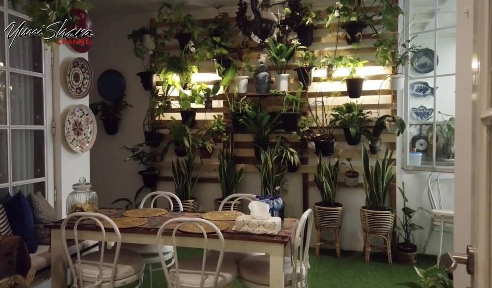 potret rumah Yuni Shara yang penuh dengan tanaman (youtube.com/YuniSharaChannel)