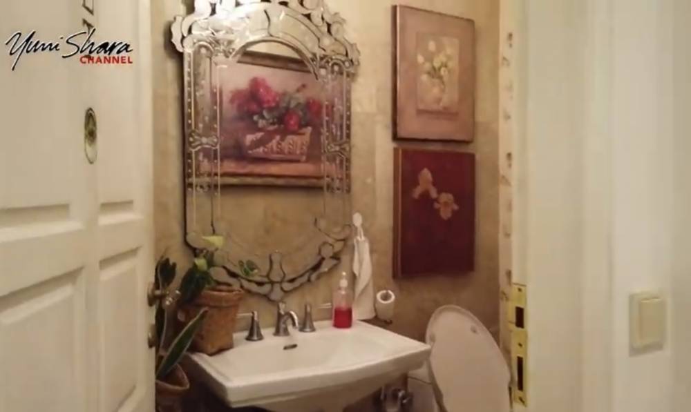 potret rumah Yuni Shara yang penuh dengan tanaman (youtube.com/YuniSharaChannel)