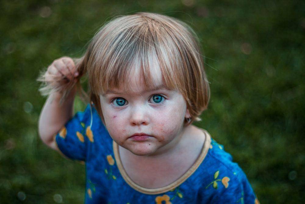 ilustrasi penyebab rambut rontok pada anak (unsplash.com/Jakub Kriz)