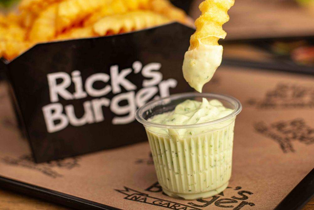 ilustrasi almond mayonaise (unsplash.com/Léo Roza)