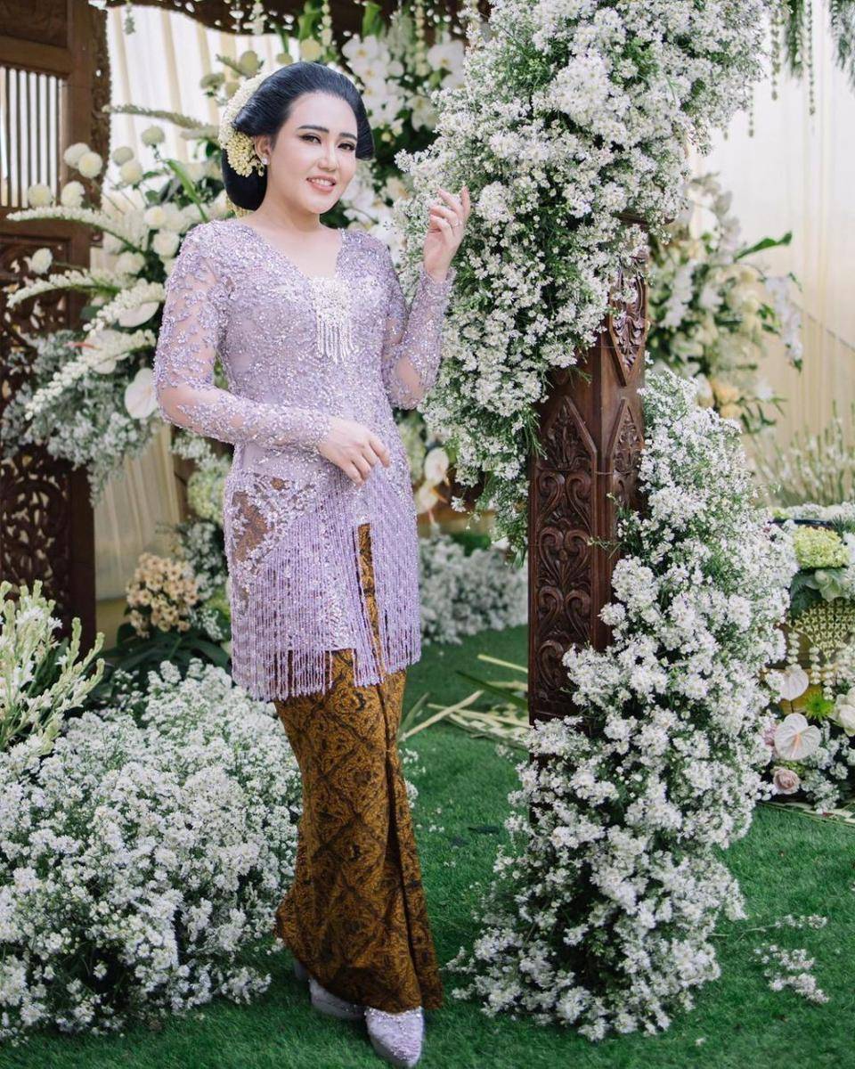 Kebaya ungu (instagram.com/moirephoto)
