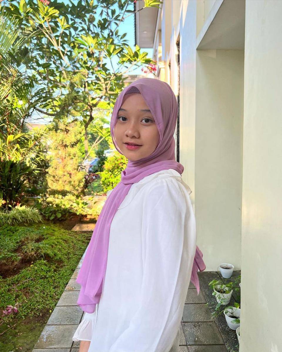 potret Naisa Alifia Yuriza berhijab (instagram.com/naisaalifiayuriza)