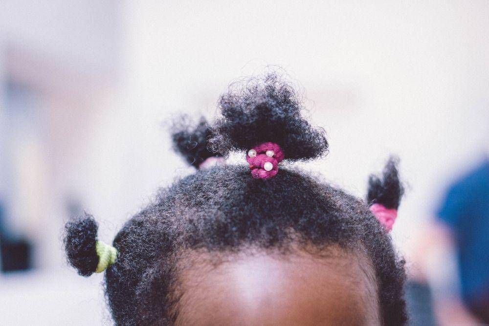 ilustrasi penyebab rambut rontok pada anak (unsplash.com/Nina Strehl)