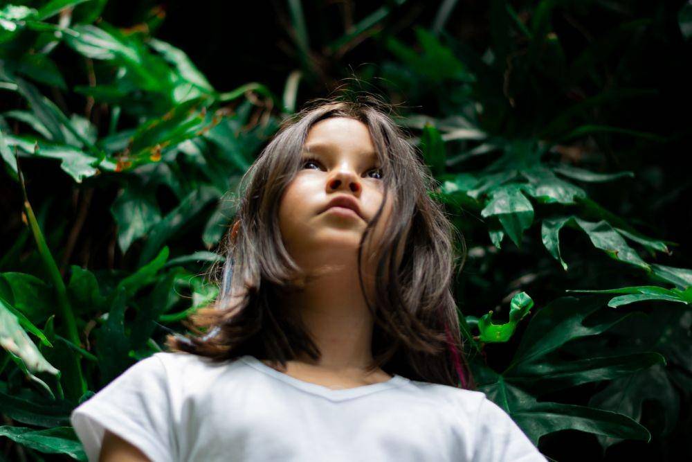 ilustrasi penyebab rambut rontok pada anak (unsplash.com/Paula Corberan)