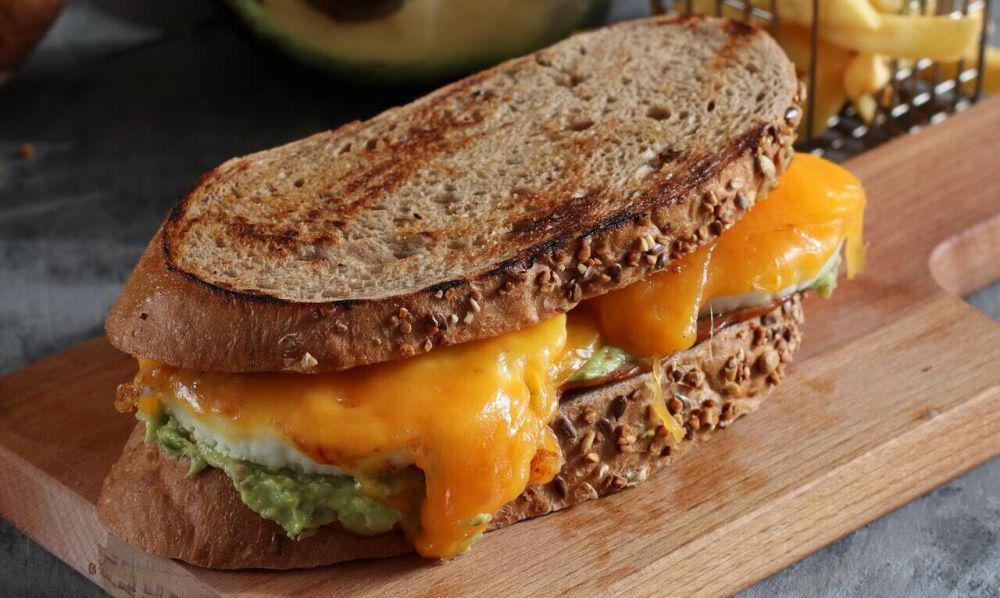 ilustrasi egg cheese grilled sandwich (pexels.com/Ahmed Rabea)