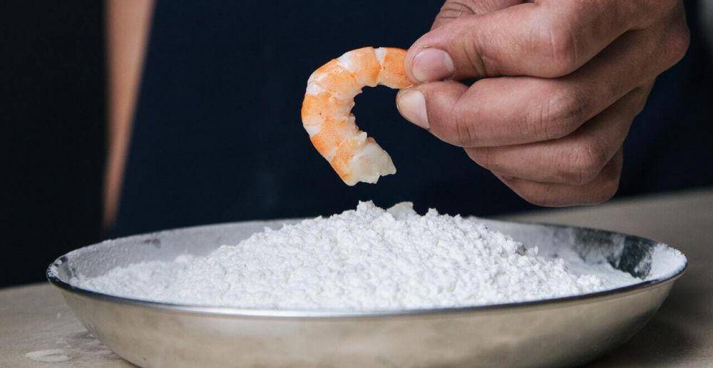 ilustrasi tepung dan udang (pexels.com/Ron Lach)