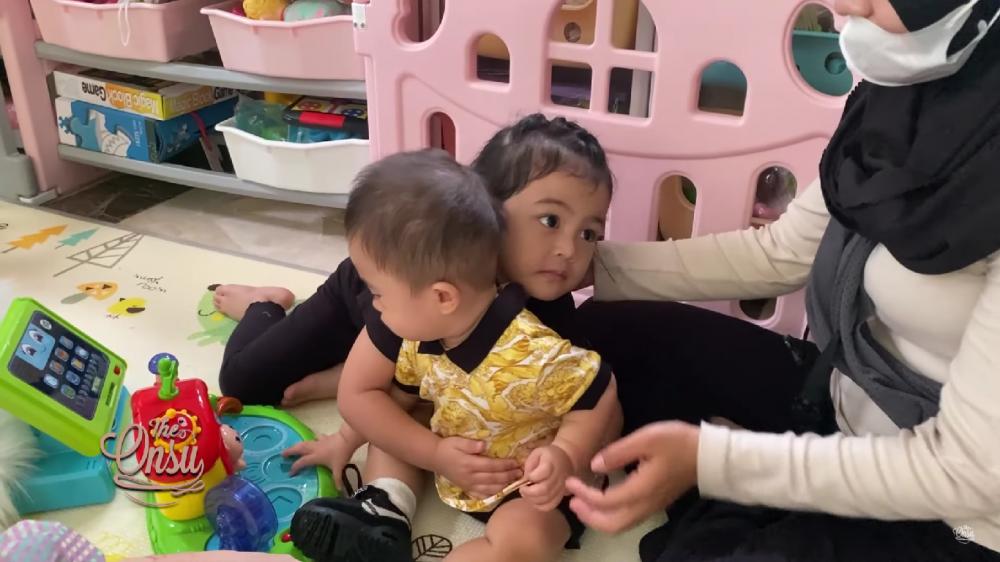 10 Potret Kedekatan Anak Ruben Onsu dan Adzam Anak Sule, Kesayangan