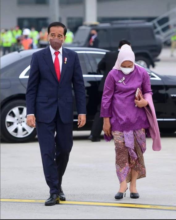 Kebaya ungu (instagram.com/jokowi)