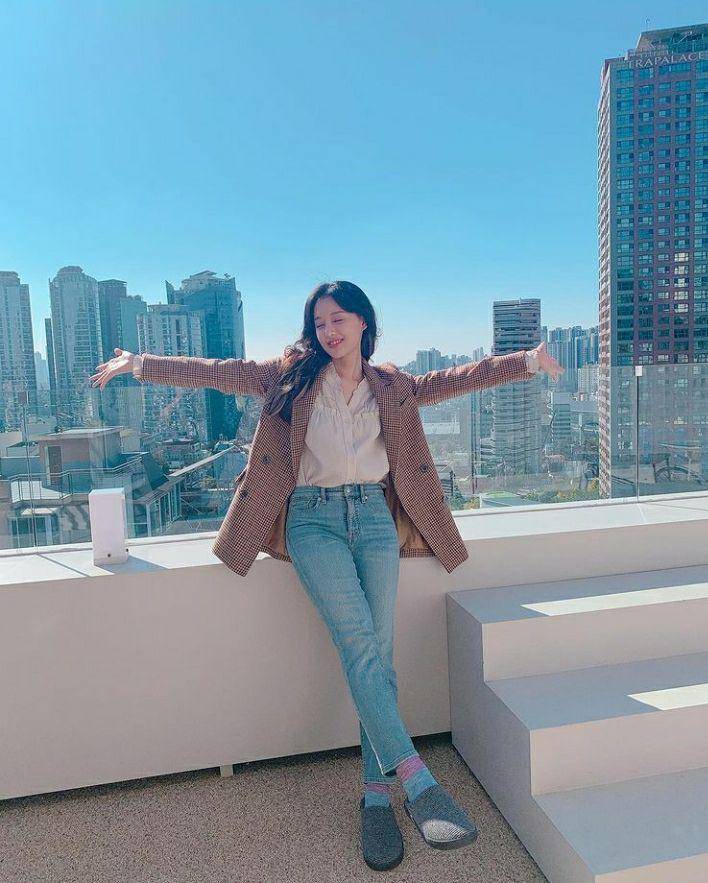 ootd Kim Ji Won (instagram.com/geewonii)