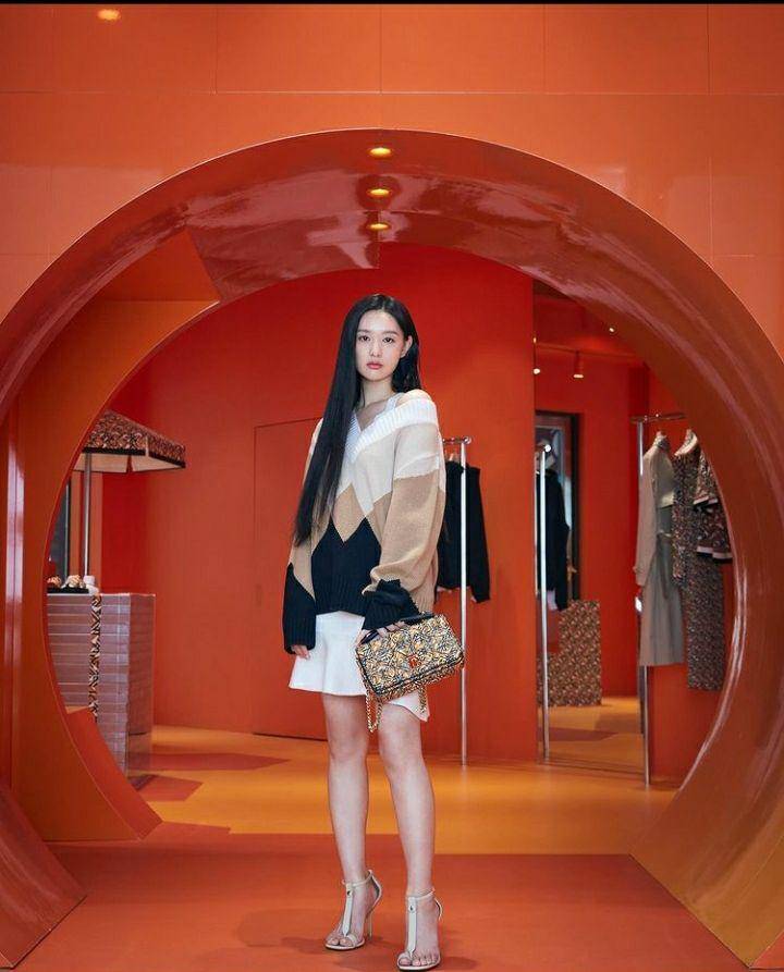 ootd Kim Ji Won (instagram.com/geewonii)