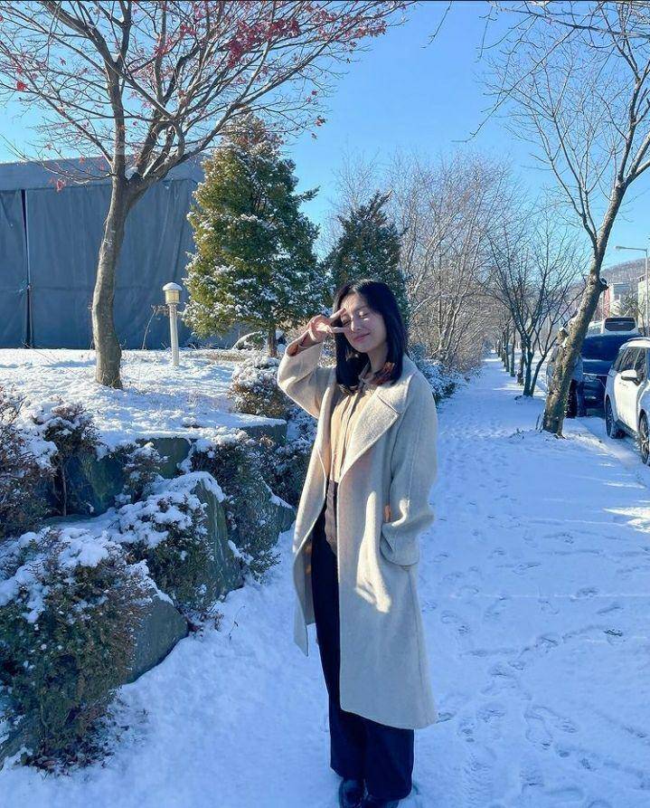 ootd Kim Ji Won (instagram.com/geewonii)