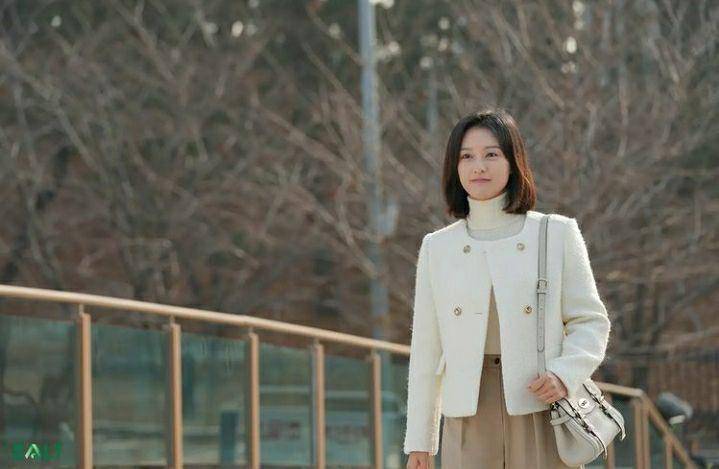 ootd Kim Ji Won (instagram.com/salt_ent)