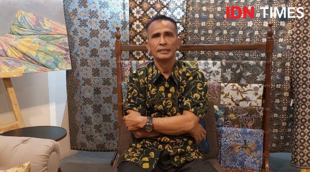 Samuel Hutabarat, ayah Nofriansyah Yosua Hutabarat, ketika diwawancara khusus oleh IDN Times di Dharmawangsa Square, Jakarta Selatan pada 3 Agustus 2022. (IDN Times/Santi Dewi)