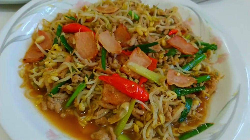 ilustrasi tumis tauge dan ham (youtube.com/Ji-pa-ta จิปาถะ)