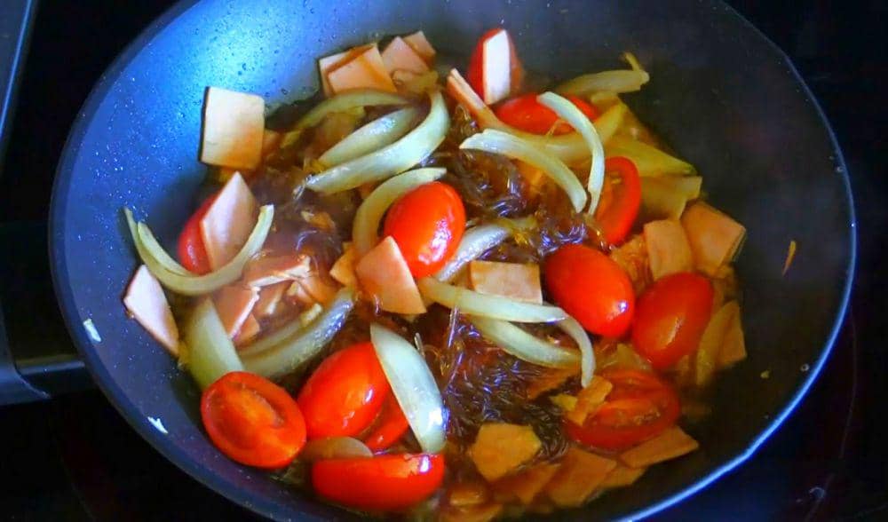 ilustrasi tumis ham bihun (youtube.com/totikky tikky)