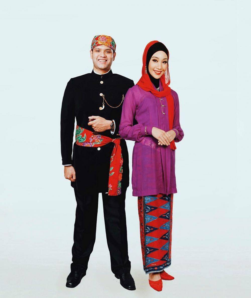 Kebaya ungu (instagram.com/vinamuliana)