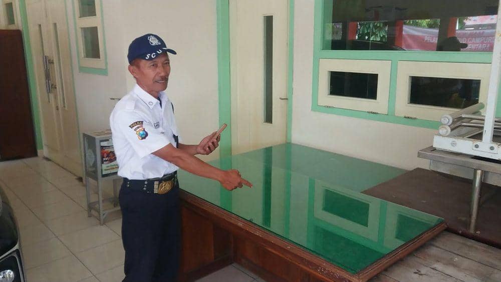 Saksi menunjukkan lokasi temuan bayi. IDN Times/ Bramanta Pamungkas