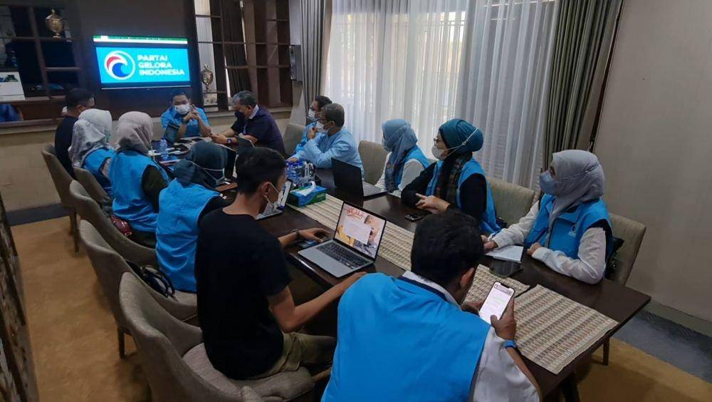 Kader Partai Gelora berkoordinasi menyiapkan kelengkapan data jelang Pemilu 2024 (dok. Partai Gelora)