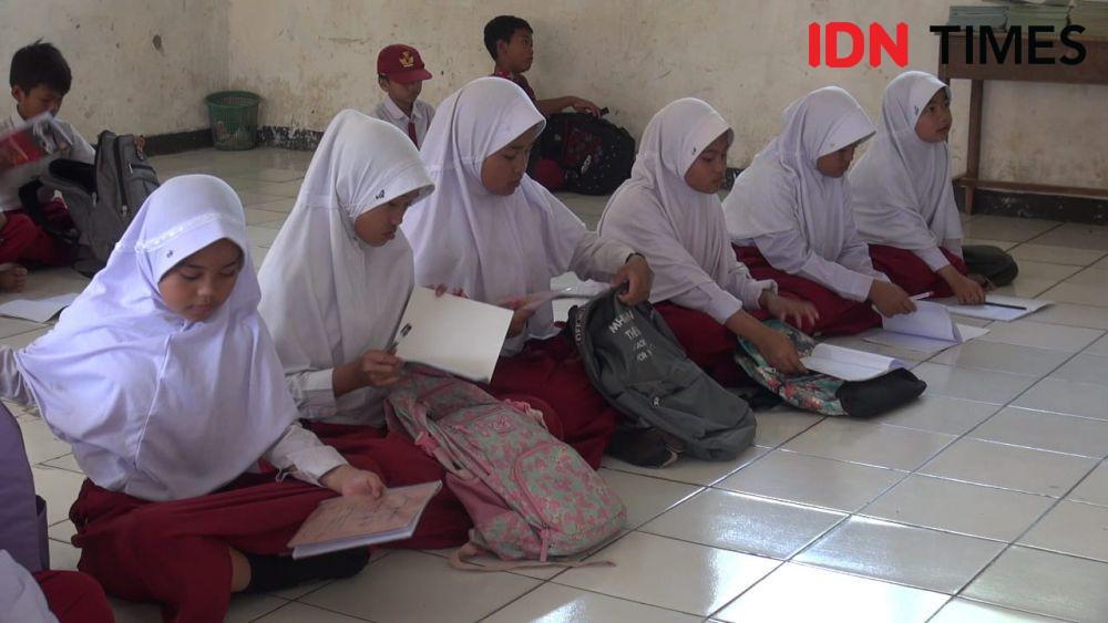 Tak Punya Meja-kursi, Murid SDN di Subang Belajar di Lantai Sejak 2018