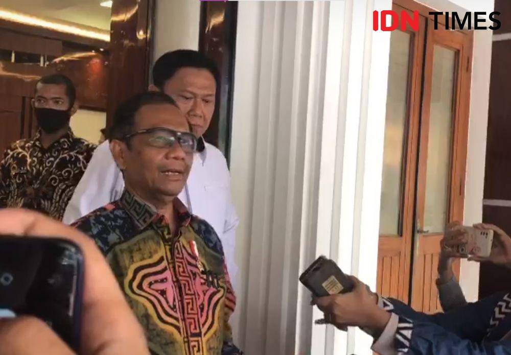 Menko Polhukam Mahfud MD setelah menemui ayah Brigadir J, Samuel Hutabarat di Kantor Kemenko Polhukam, Jakarta Pusat, Rabu (3/8/2022). (IDN Times/Melani Putri)