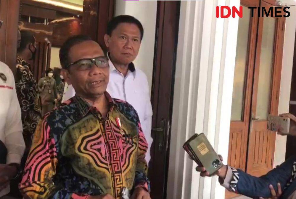 Menko Polhukam Mahfud MD setelah menemui ayah Brigadir J, Samuel Hutabarat di Kantor Kemenko Polhukam, Jakarta Pusat, Rabu (3/8/2022). (IDN Times/Melani Putri)