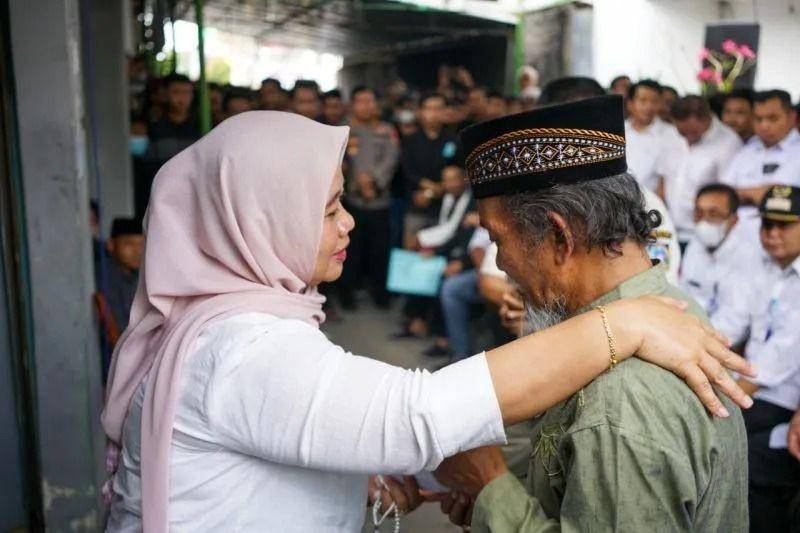 Bupati Sleman Kustini Sri Purnomo saat mengunjungi rumah duka siuporter PSS Tri Fajar yang meninggal dunia pada Selasa (2/8/2022) setelah mengalami kritis akibat menjadi korban salah sasaran saat terjadi bentrokan suporter dari Solo pada Senin (25/7/22) / ANTARA