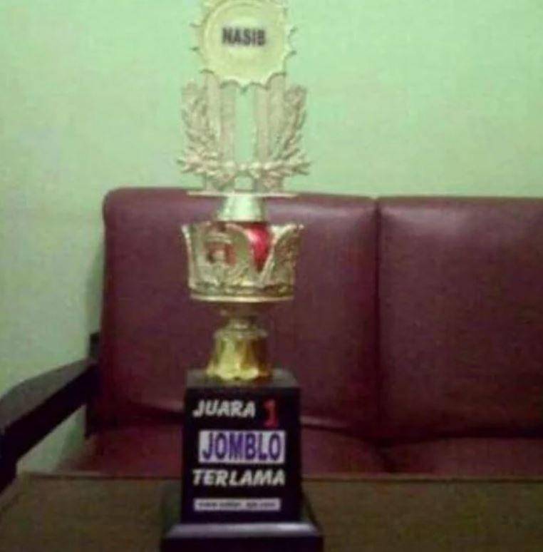 juara 1 lomba absurd (twitter.com/txtdaripelajar)