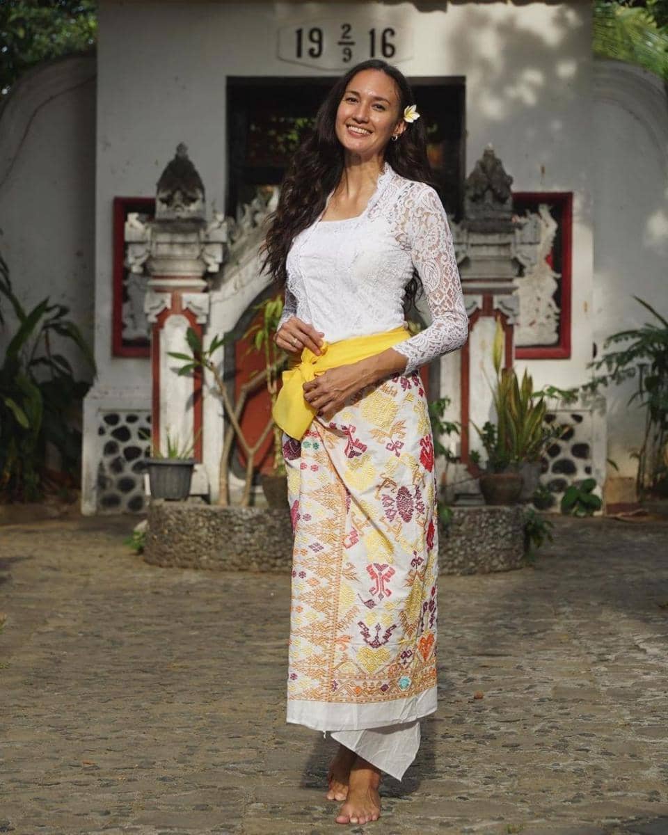 Kebaya ala Nadine Chandrawinata (instagram.com/nadinelist)