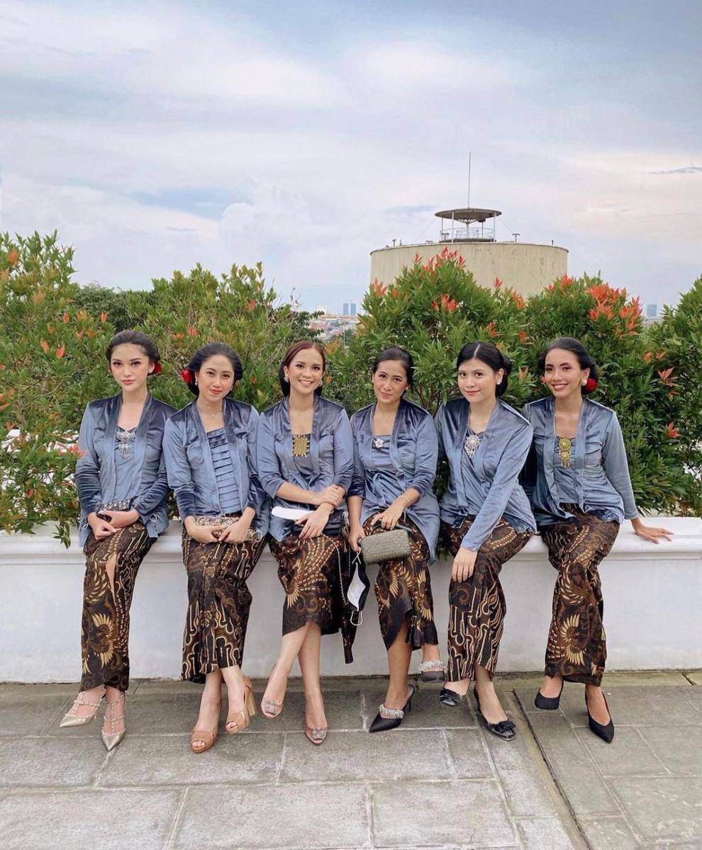 Kebaya bridesmaid. (instagram.com/dindranashriyah)