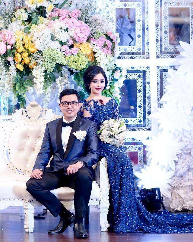 inspirasi wedding dress ala Rikawirtjes (instagram.com/rikawirtjes)